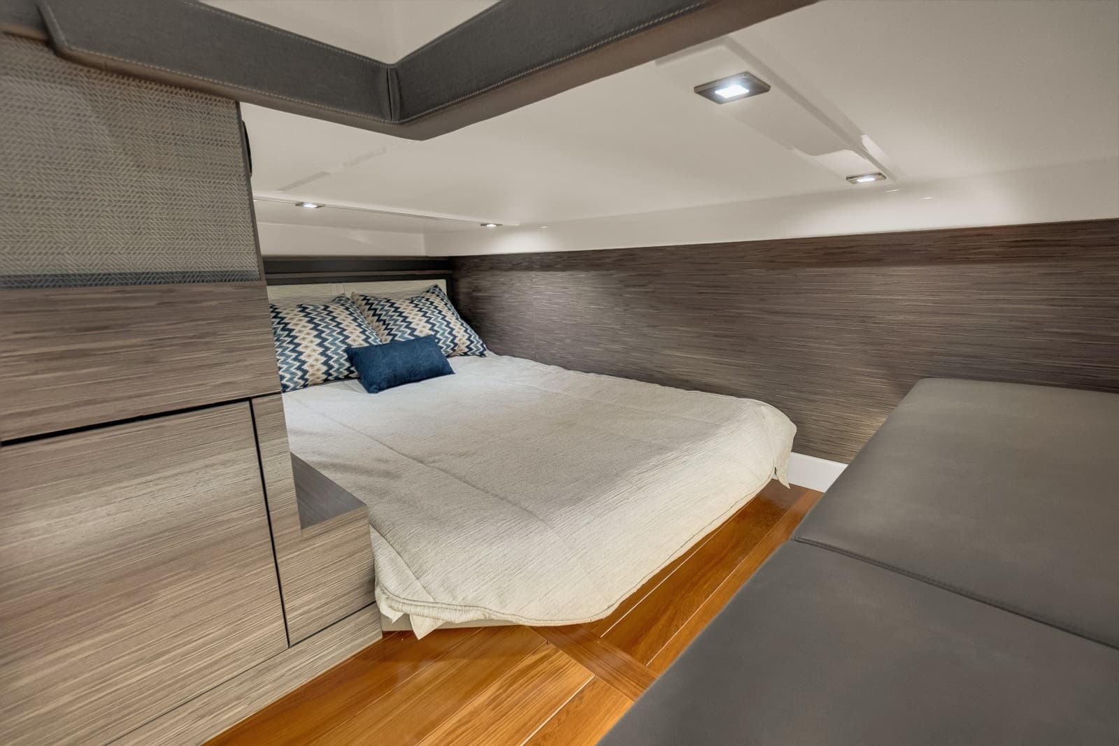 2021 Tiara Yachts 43 LE - Photo 25