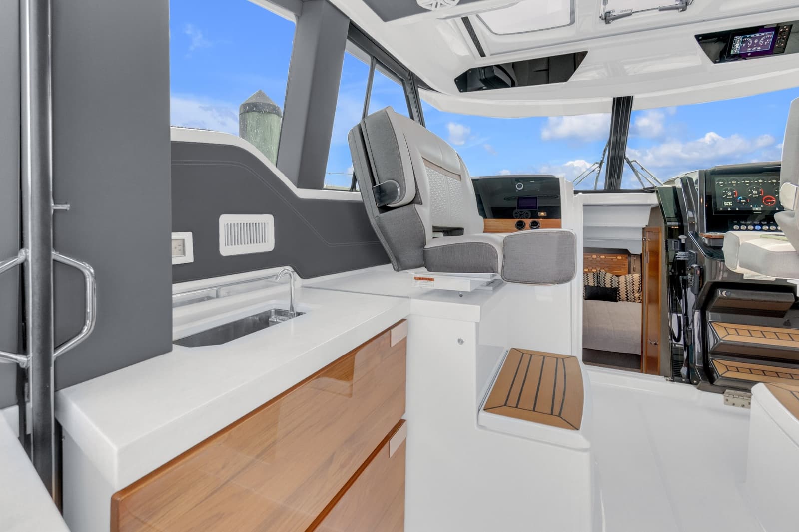 2021 Tiara Yachts 43 LE - Photo 5