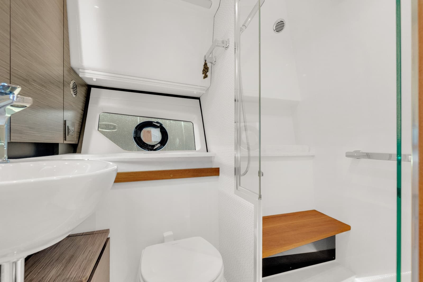2021 Tiara Yachts 43 LE - Photo 19