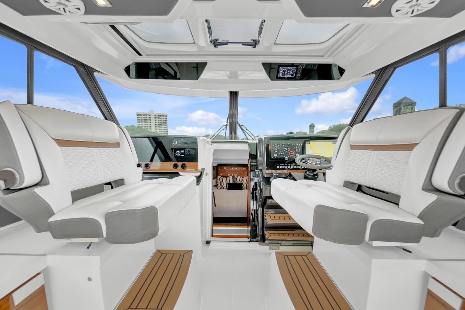 2021 Tiara Yachts 43 LE - Photo 6