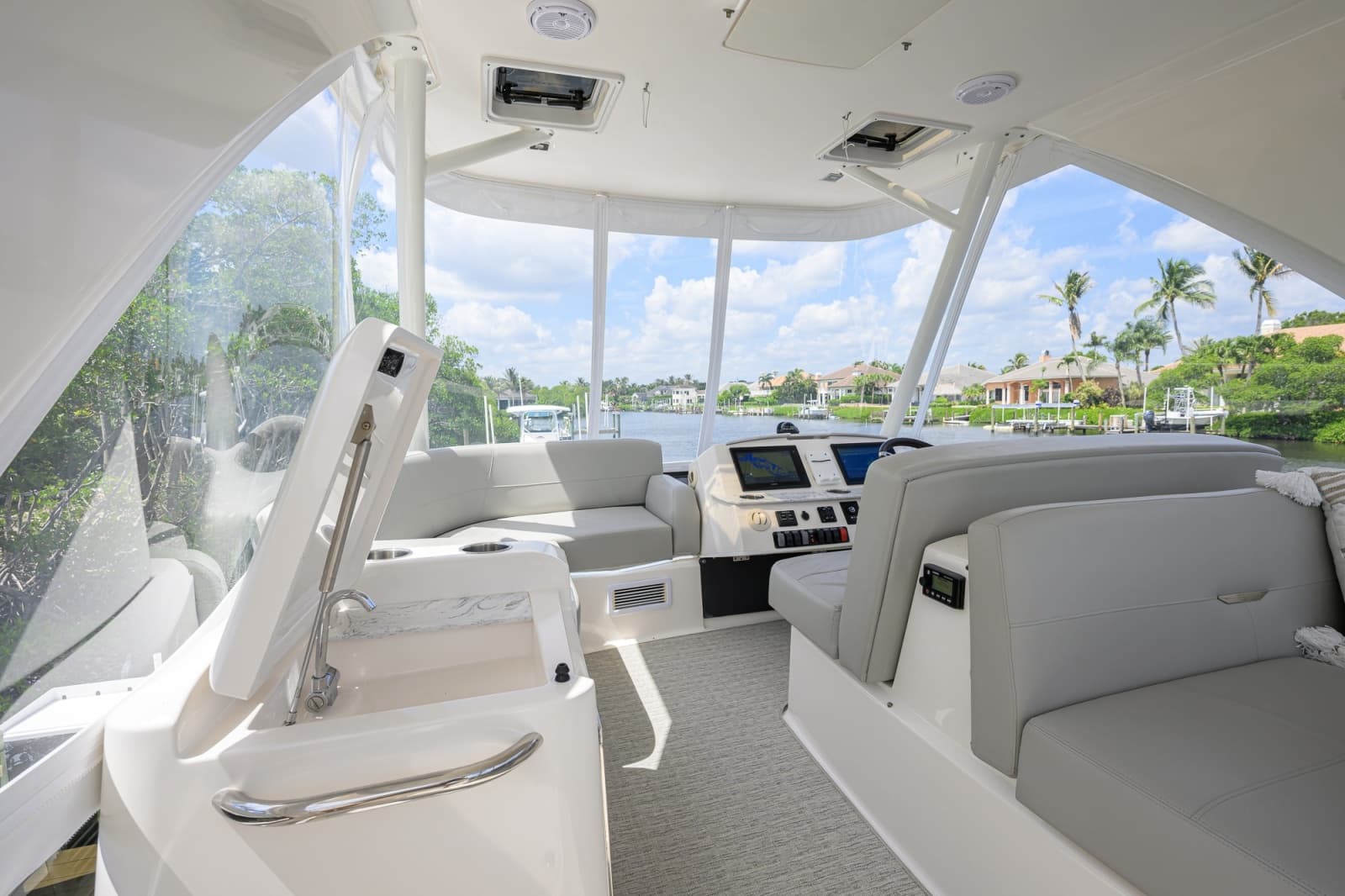 2017 Tiara Yachts 44 Flybridge - Photo 37