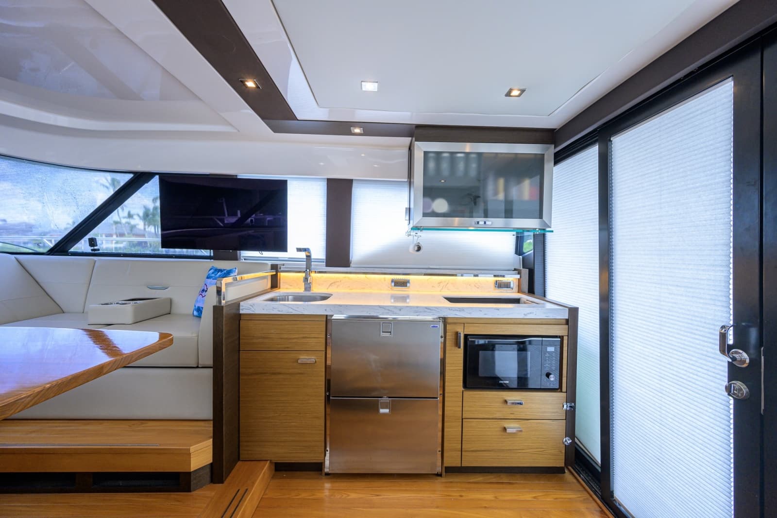 2017 Tiara Yachts 44 Flybridge - Photo 9