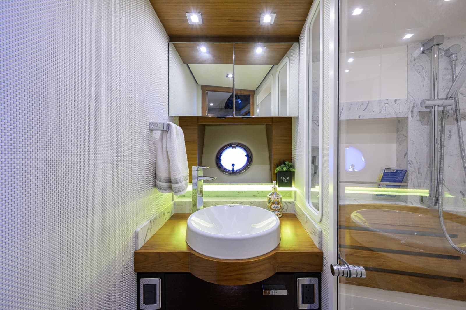2017 Tiara Yachts 44 Flybridge - Photo 26