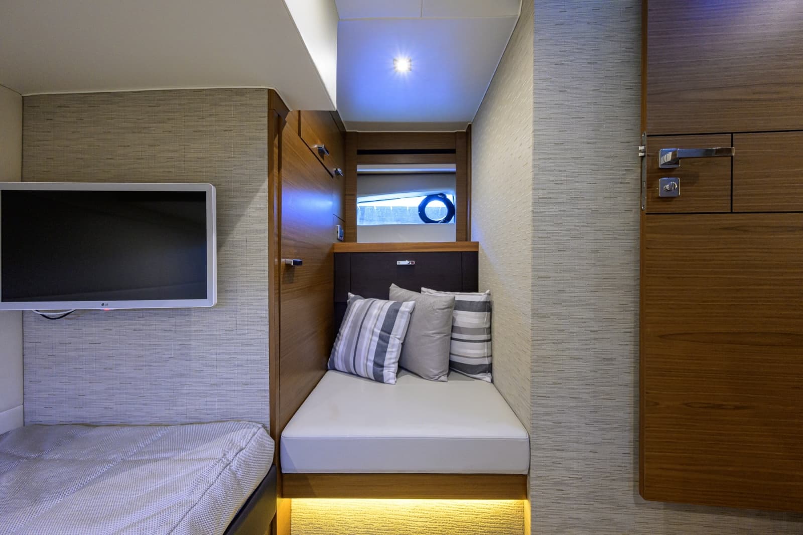 2017 Tiara Yachts 44 Flybridge - Photo 29
