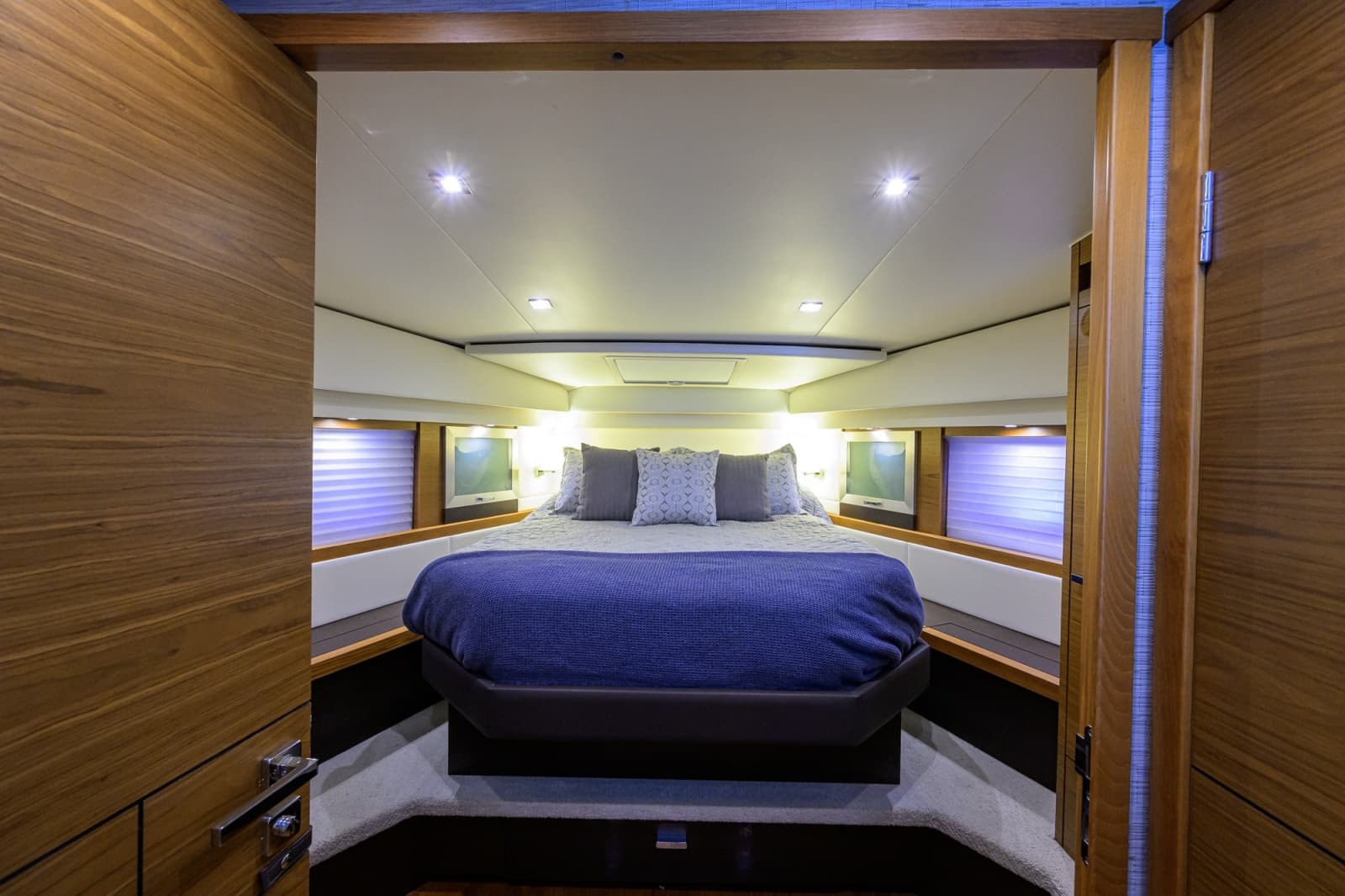 2017 Tiara Yachts 44 Flybridge - Photo 19
