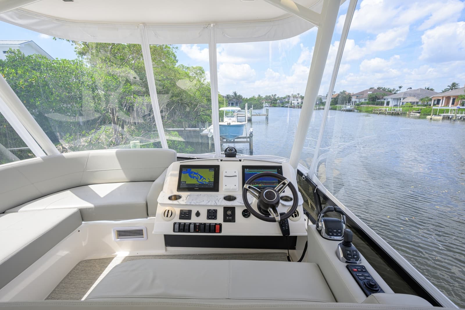 2017 Tiara Yachts 44 Flybridge - Photo 42