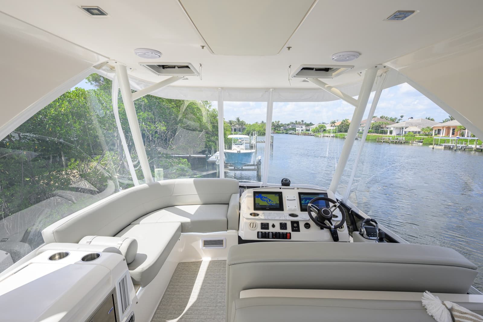 2017 Tiara Yachts 44 Flybridge - Photo 38