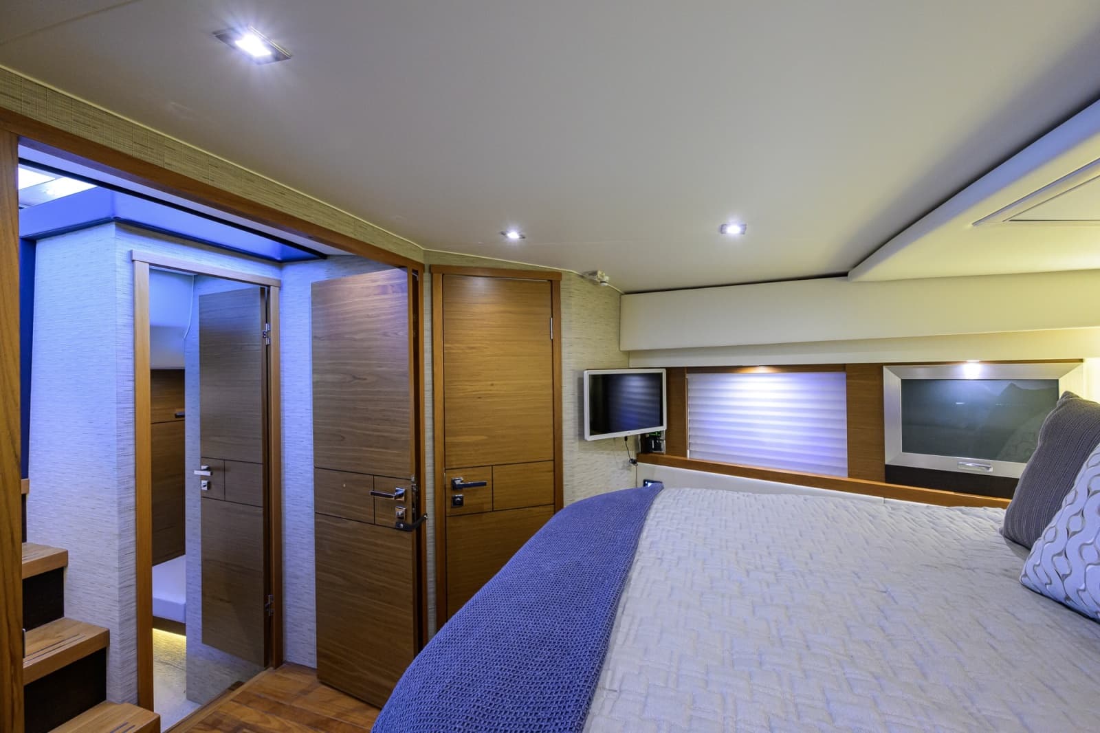 2017 Tiara Yachts 44 Flybridge - Photo 21