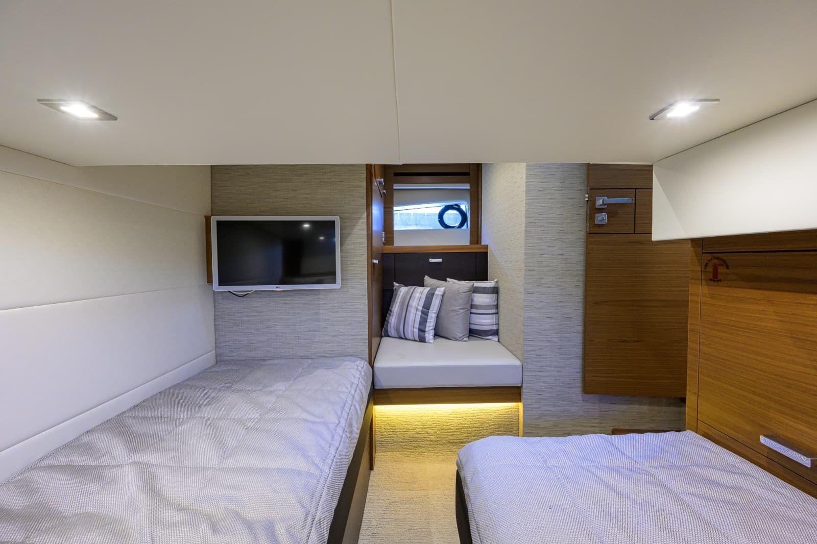2017 Tiara Yachts 44 Flybridge - Photo 25