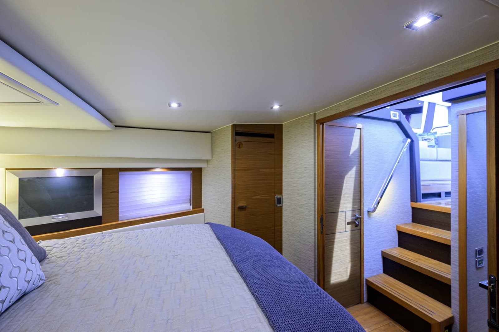 2017 Tiara Yachts 44 Flybridge - Photo 20