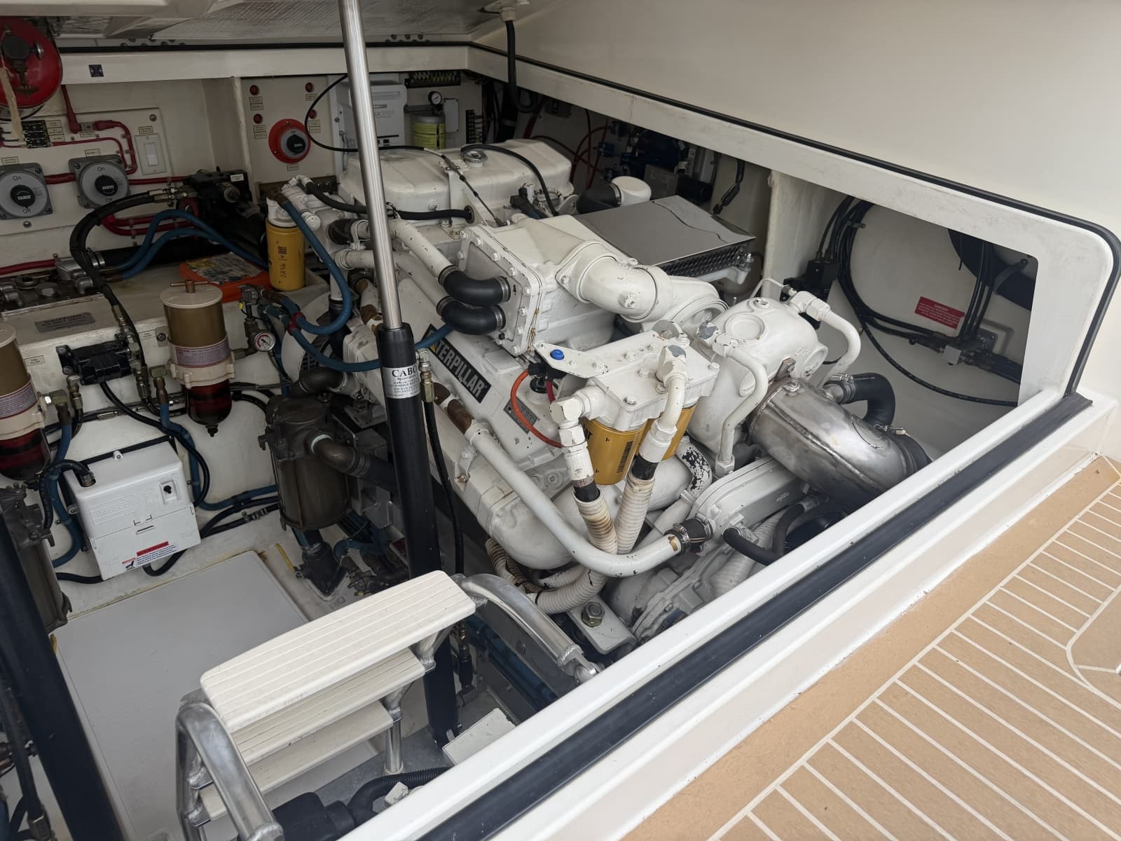 1998 Cabo 35 Express - Photo 40