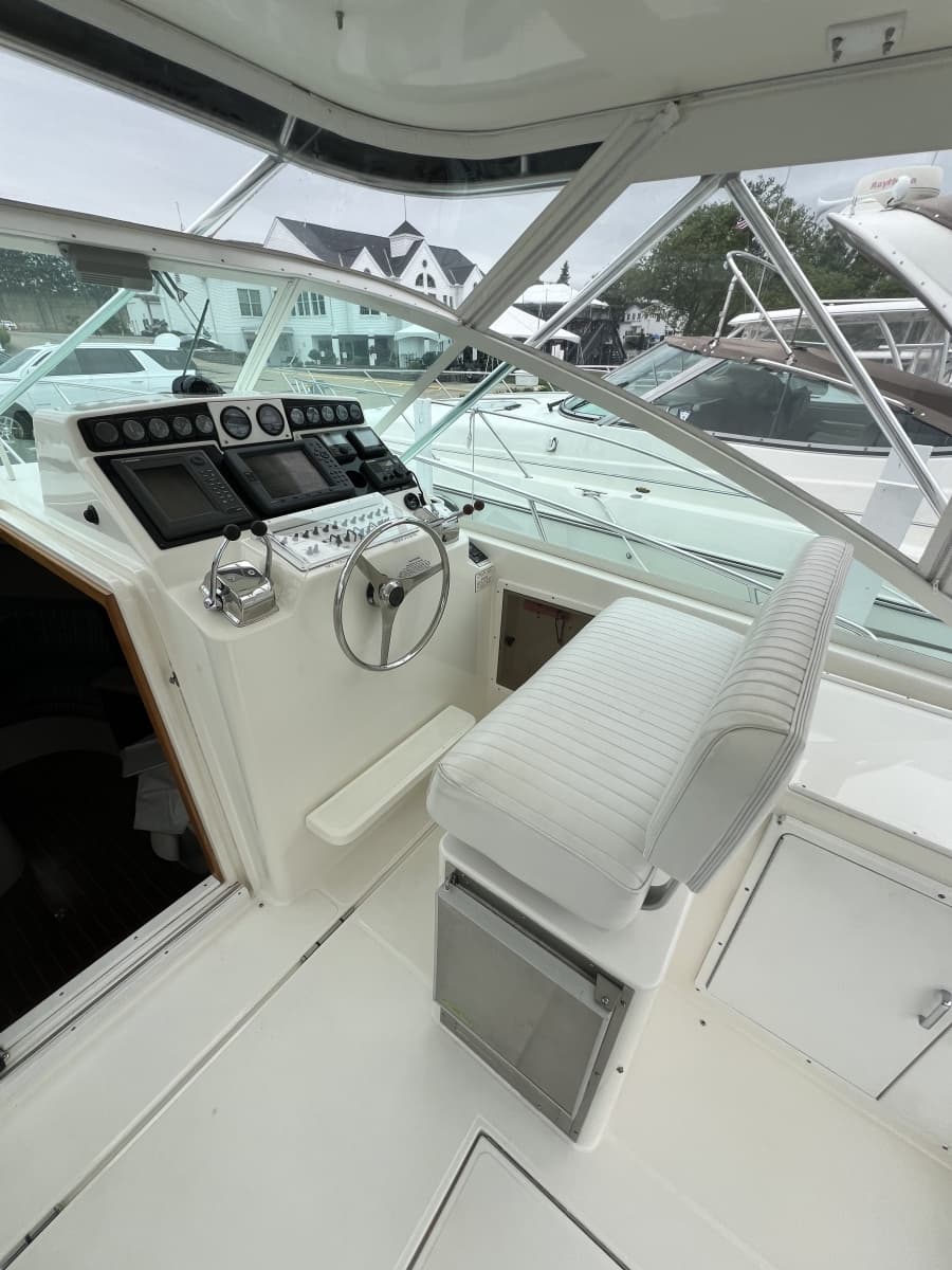 1998 Cabo 35 Express - Photo 11