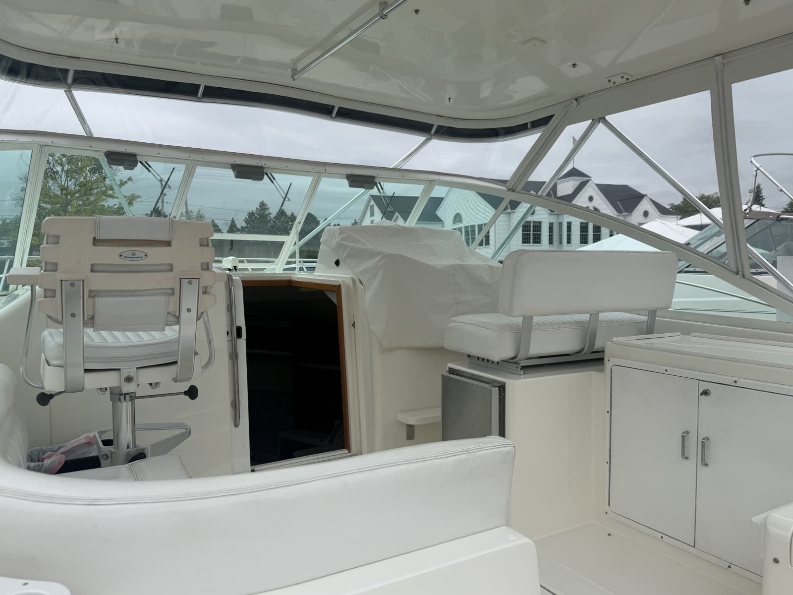 1998 Cabo 35 Express - Photo 8