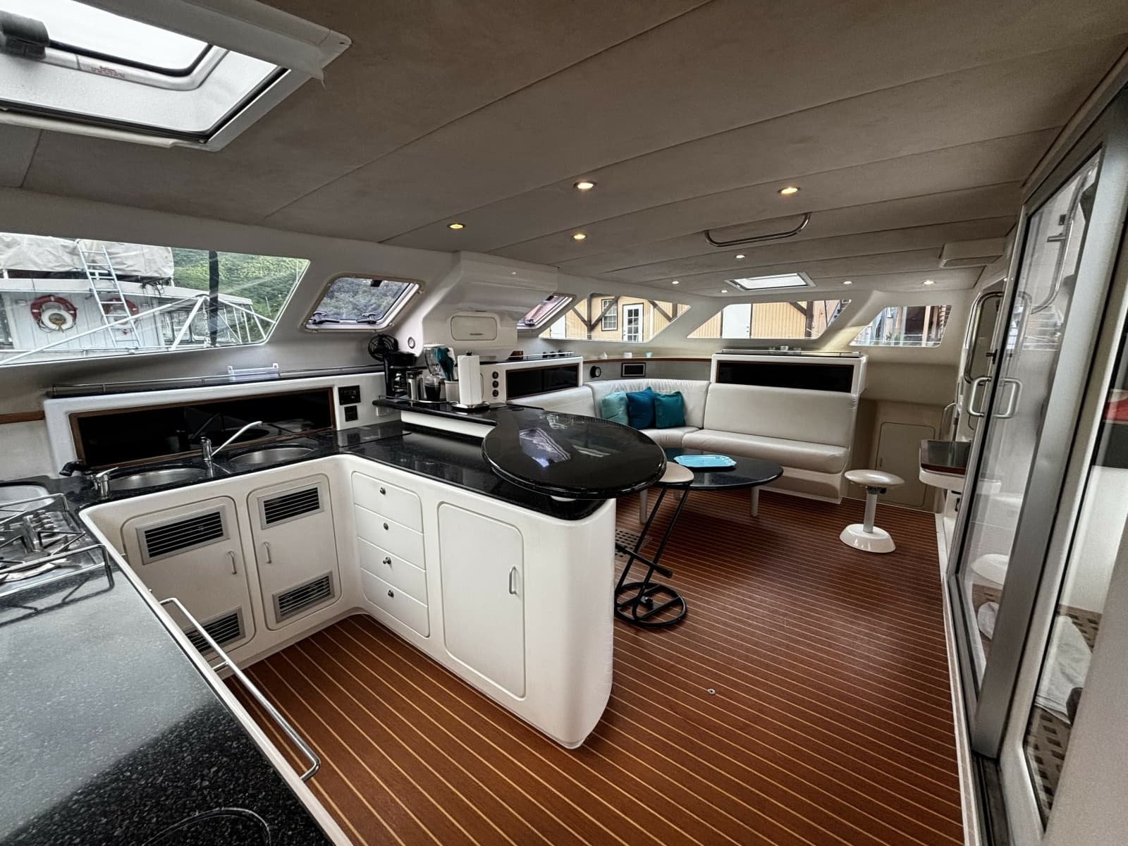 2011 Voyage Yachts 520 - Photo 15