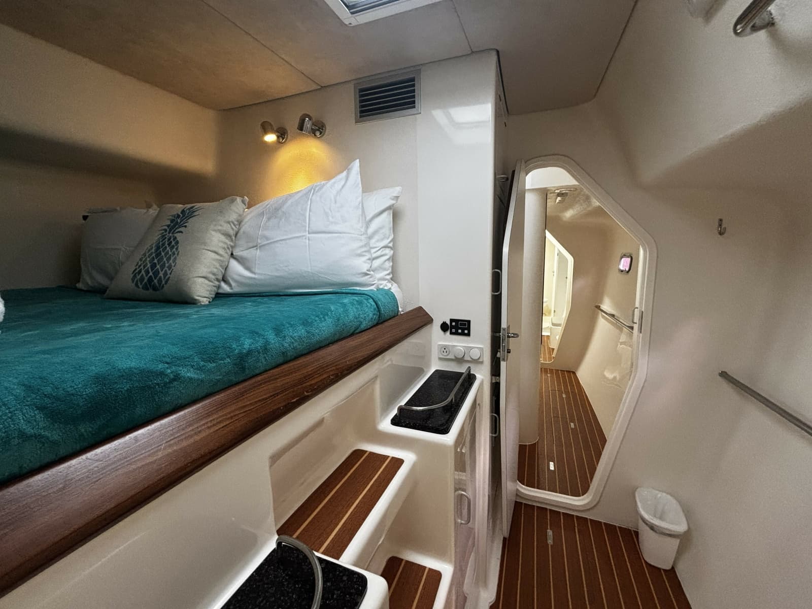 2011 Voyage Yachts 520 - Photo 19