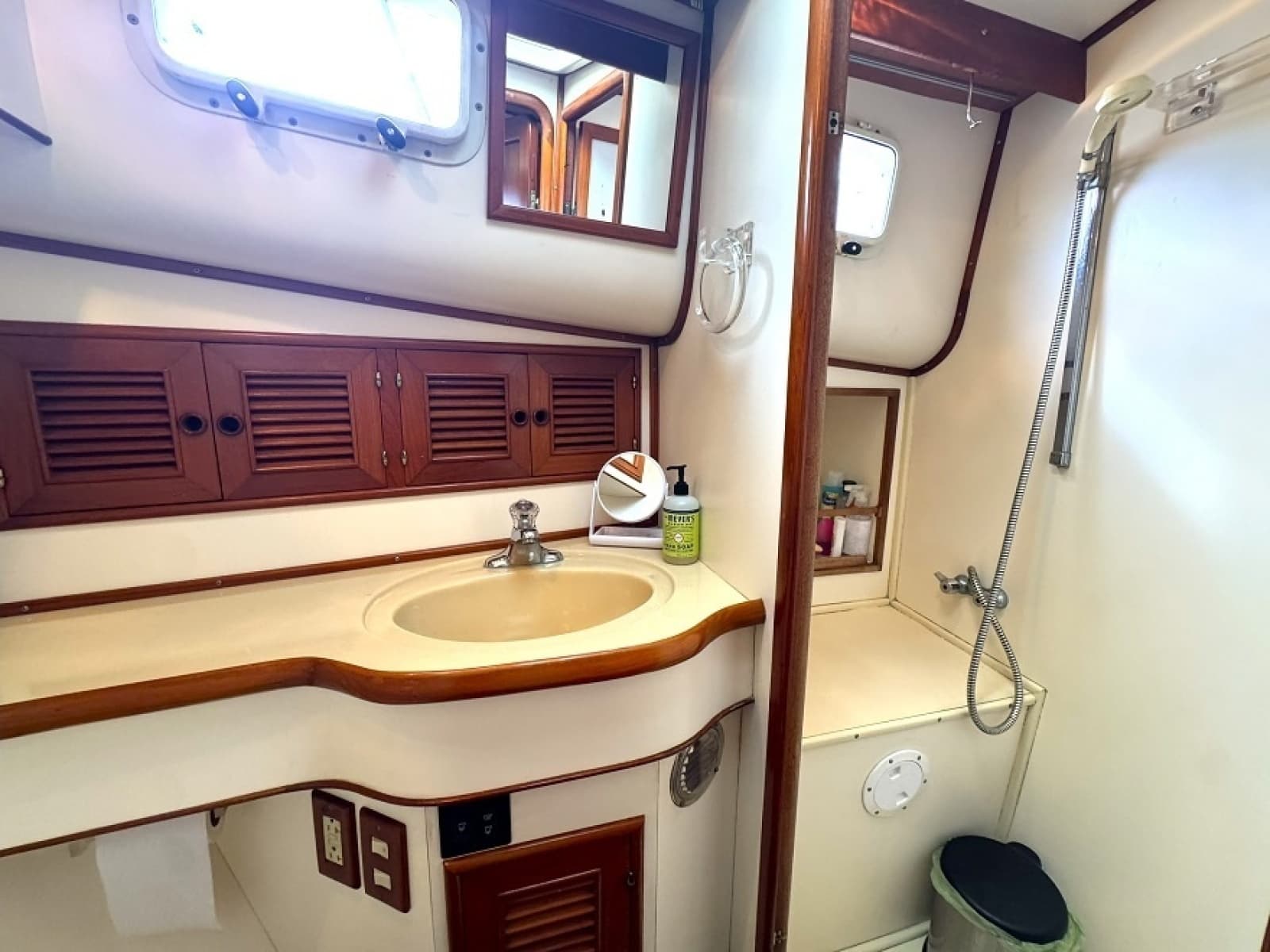 1988 Offshore Yachts  - Photo 11