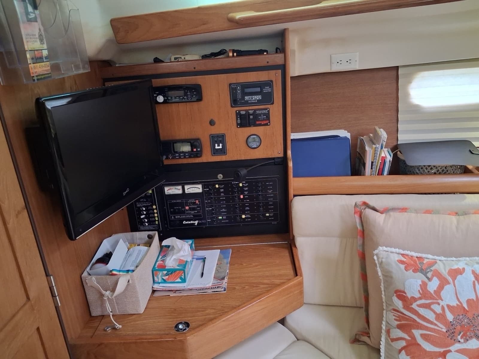 2005 Catalina 350 - Photo 12