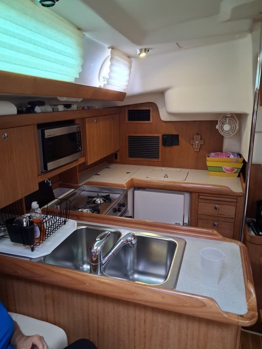2005 Catalina 350 - Photo 11