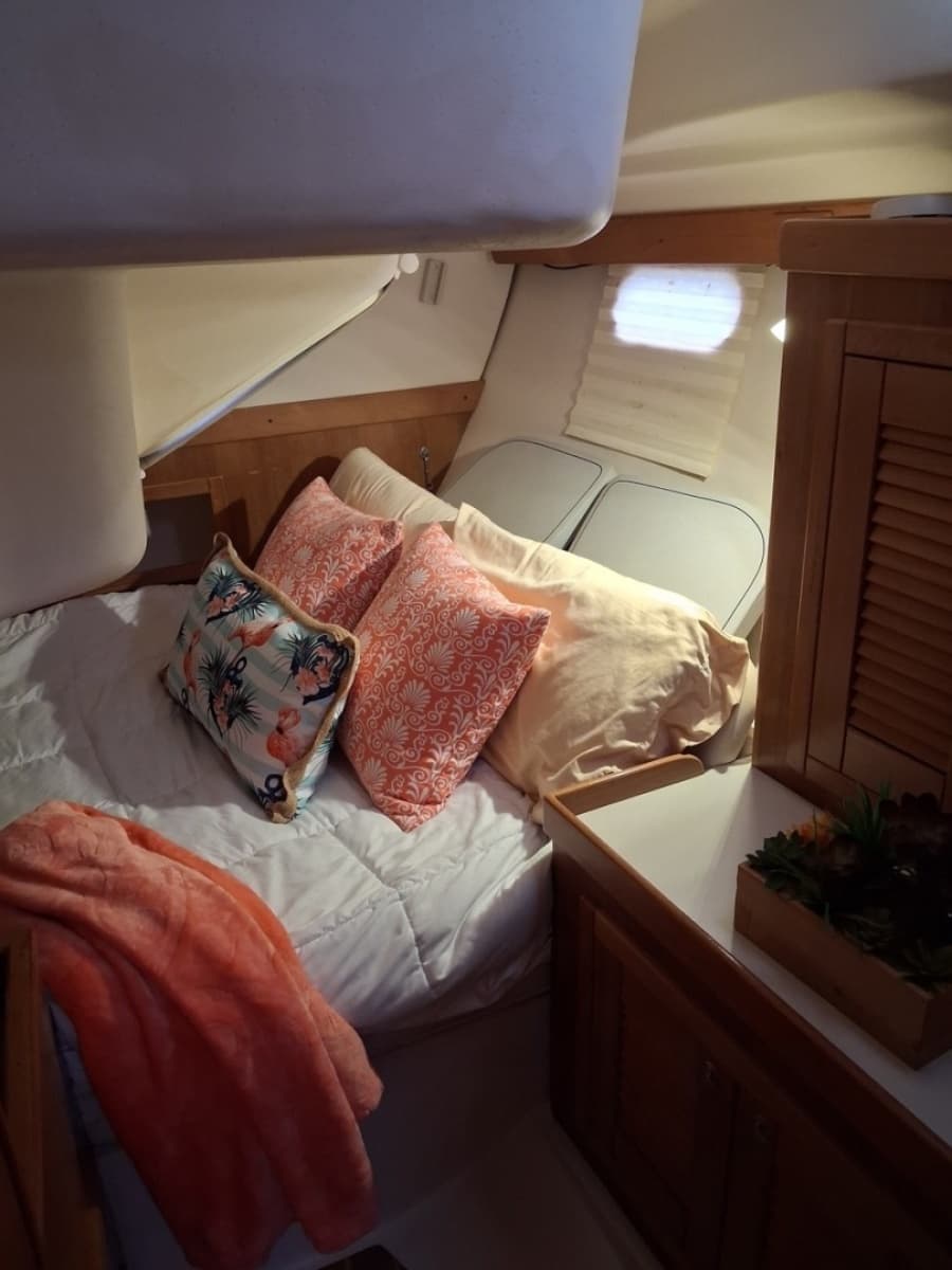 2005 Catalina 350 - Photo 19