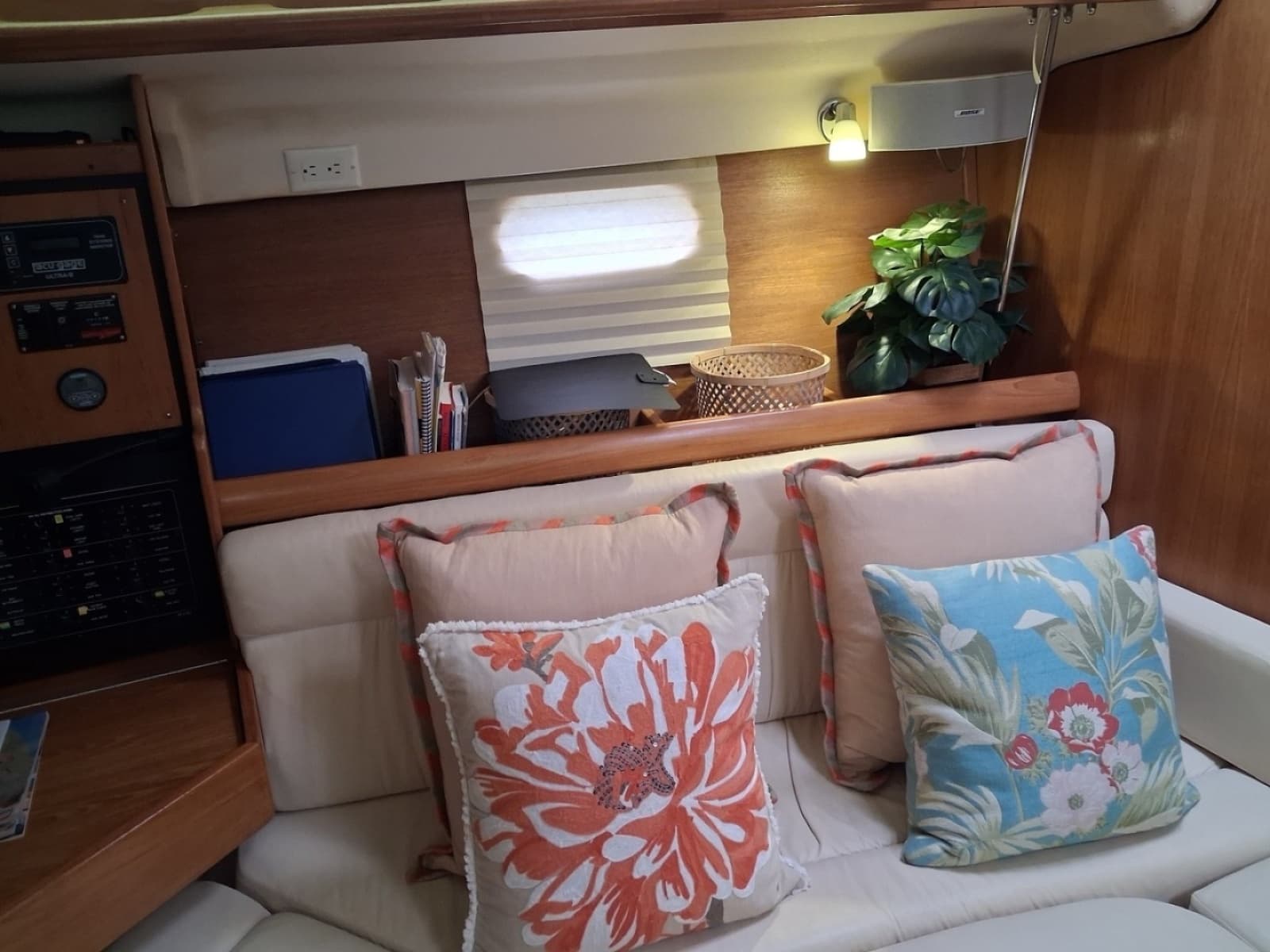 2005 Catalina 350 - Photo 11
