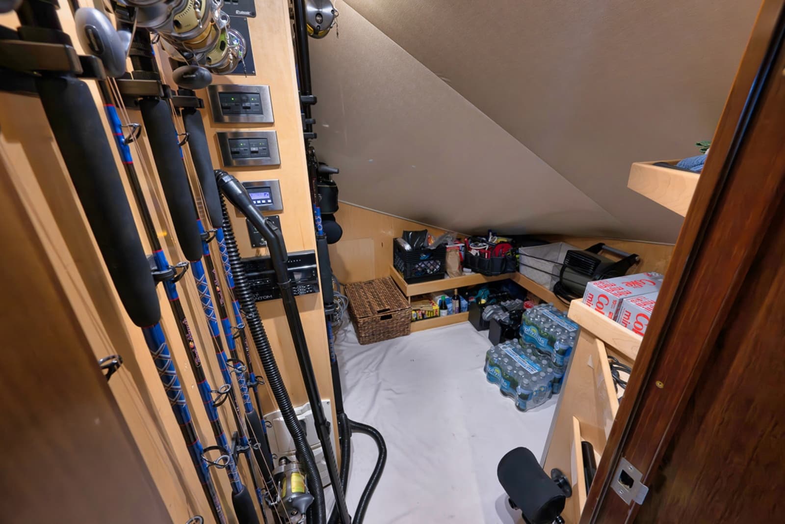 2015 Viking 76 Enclosed Bridge - Photo 50