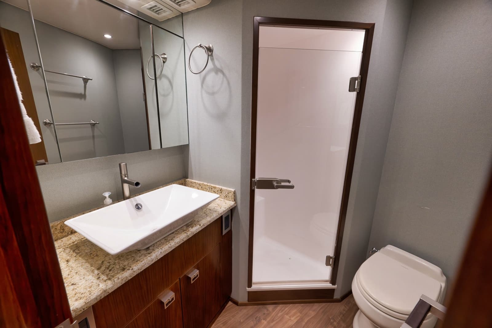 2015 Viking 76 Enclosed Bridge - Photo 44