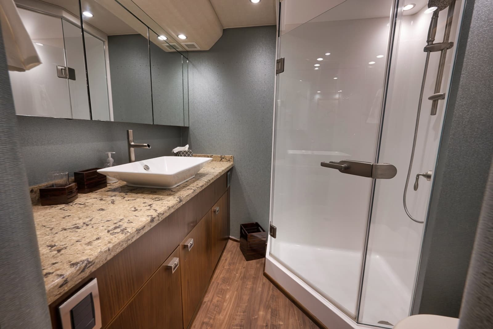 2015 Viking 76 Enclosed Bridge - Photo 39