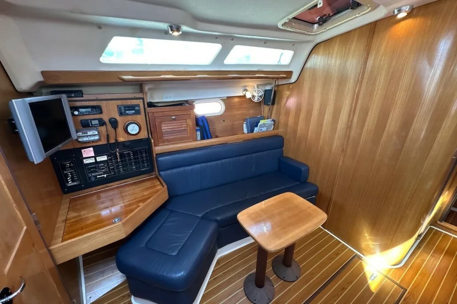 2005 Catalina 350 - Photo 12
