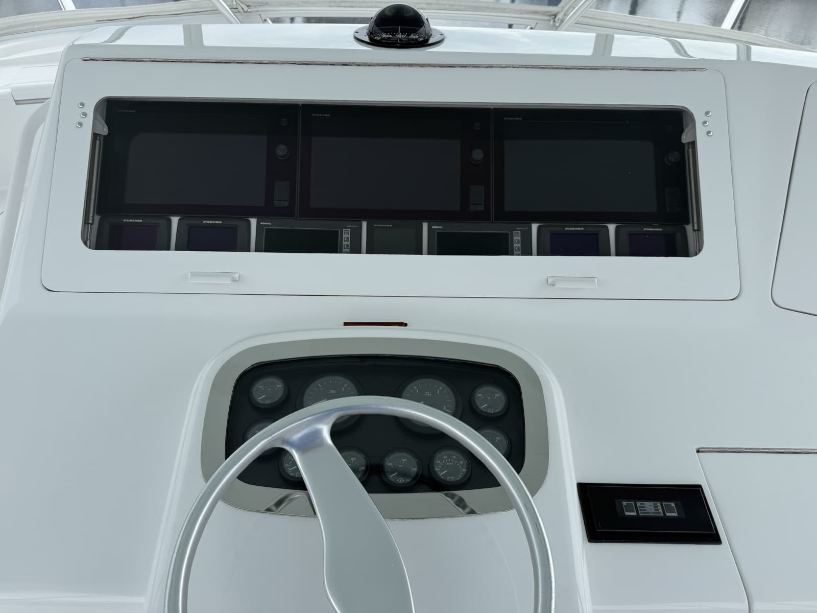 2000 Viking 55 Convertible - Photo 14
