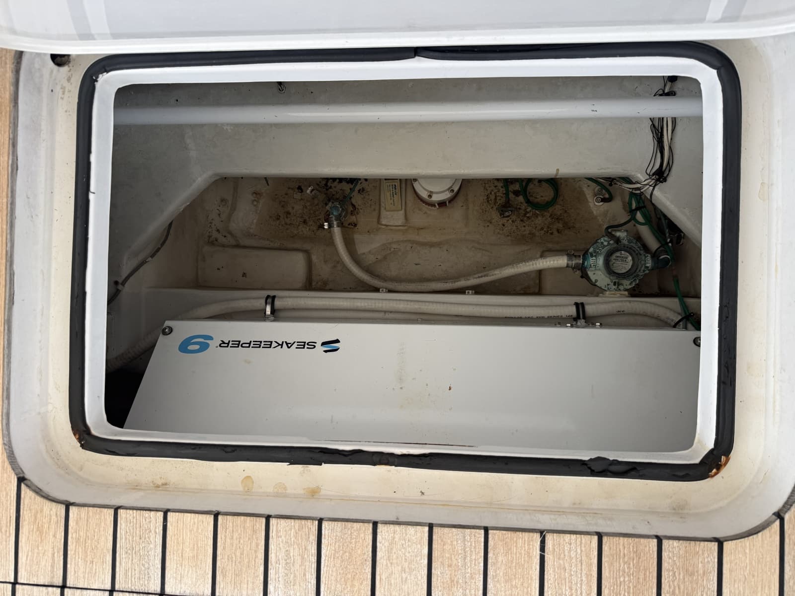 2000 Viking 55 Convertible - Photo 19
