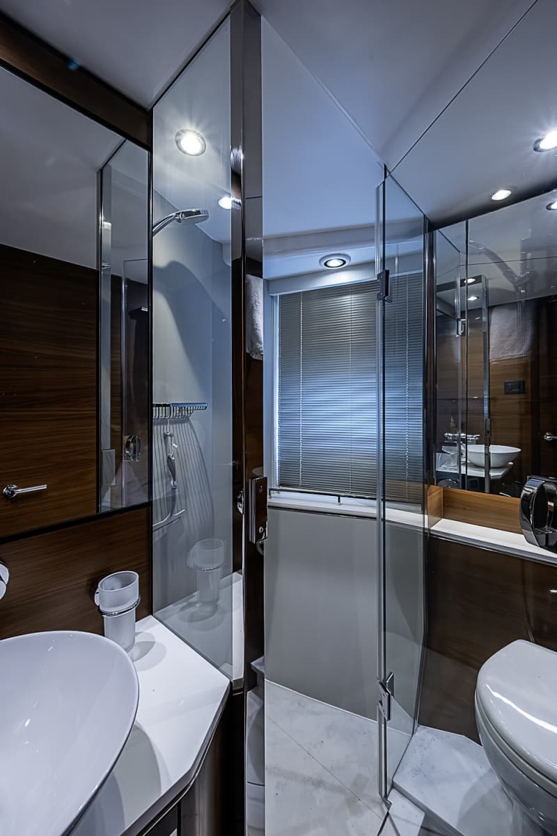 2017 Princess S65 - Photo 40