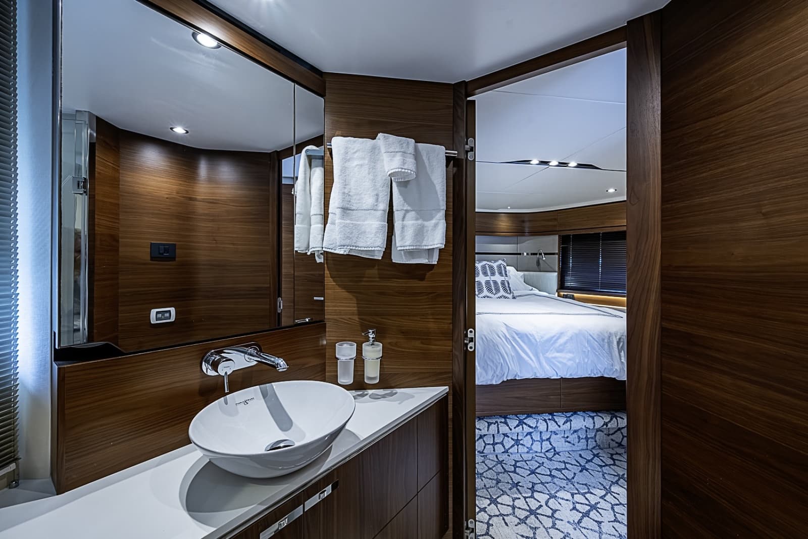 2017 Princess S65 - Photo 31