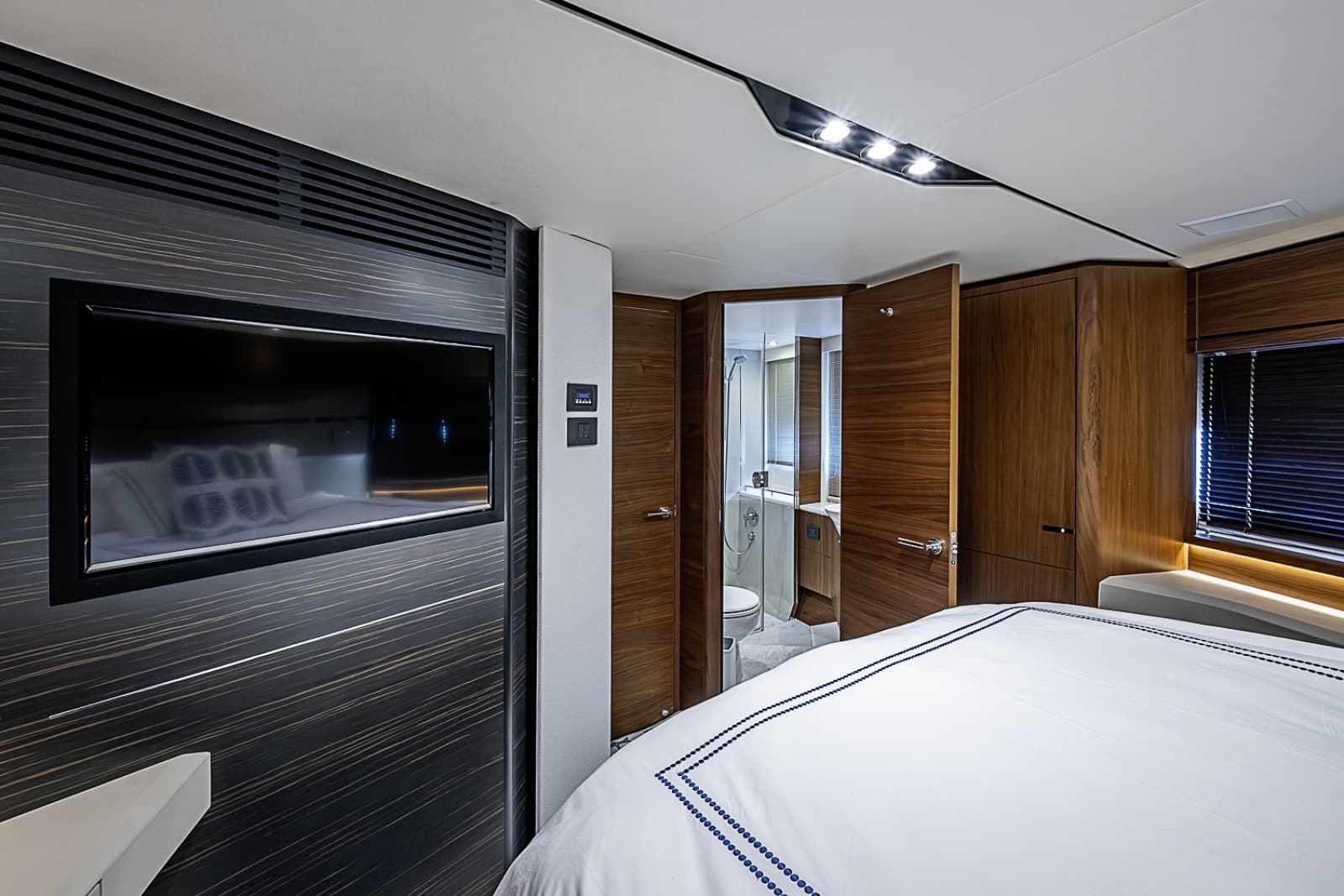 2017 Princess S65 - Photo 28