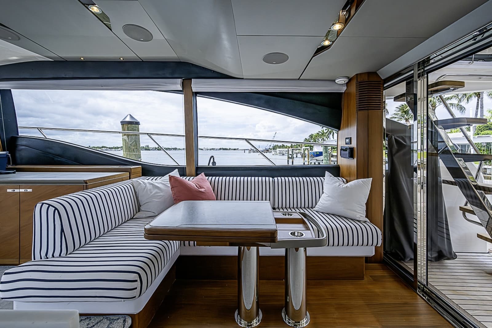 2017 Princess S65 - Photo 21