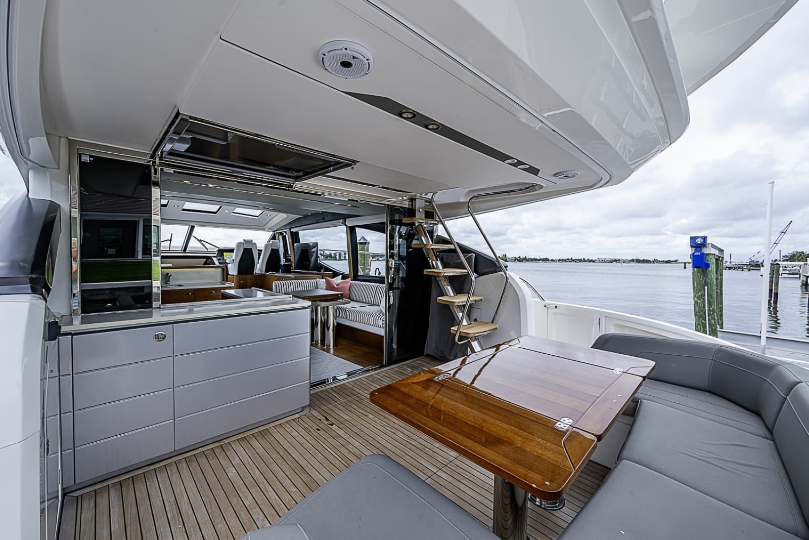 2017 Princess S65 - Photo 66