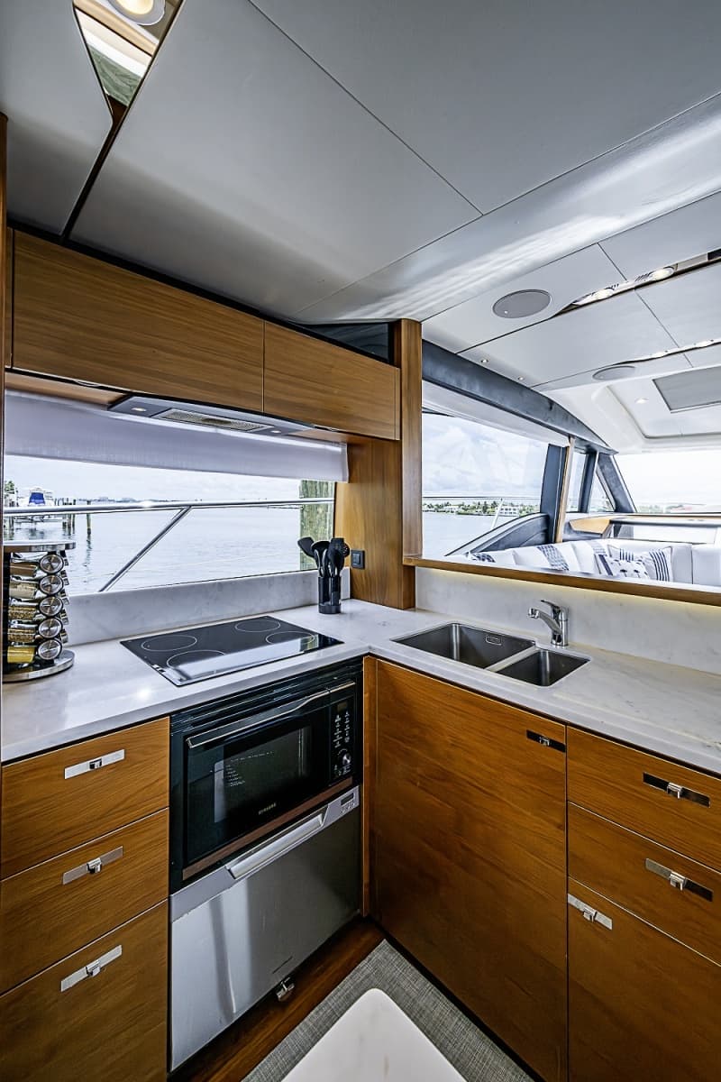 2017 Princess S65 - Photo 8