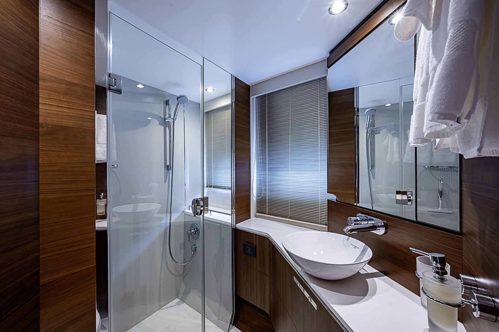 2017 Princess S65 - Photo 30