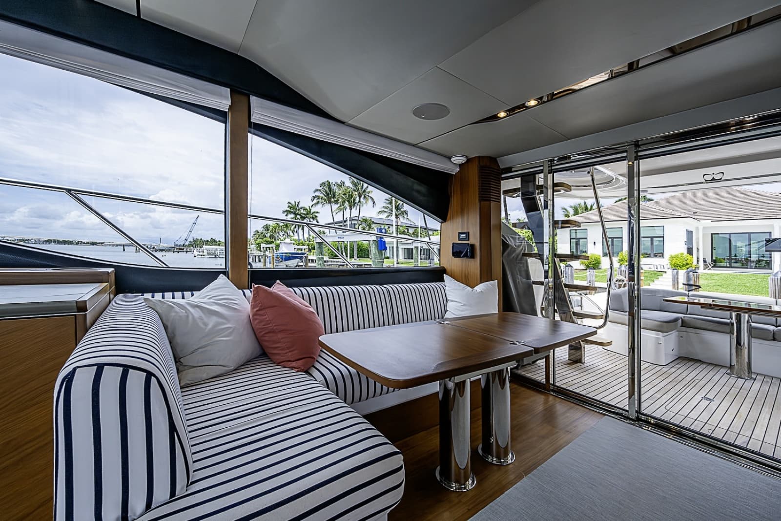 2017 Princess S65 - Photo 22