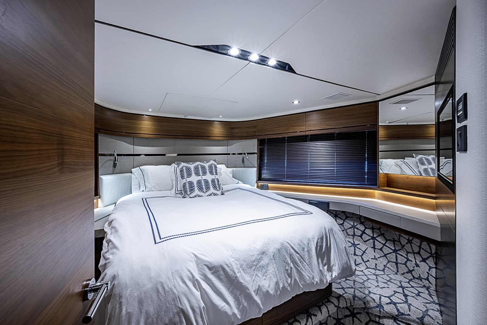 2017 Princess S65 - Photo 26