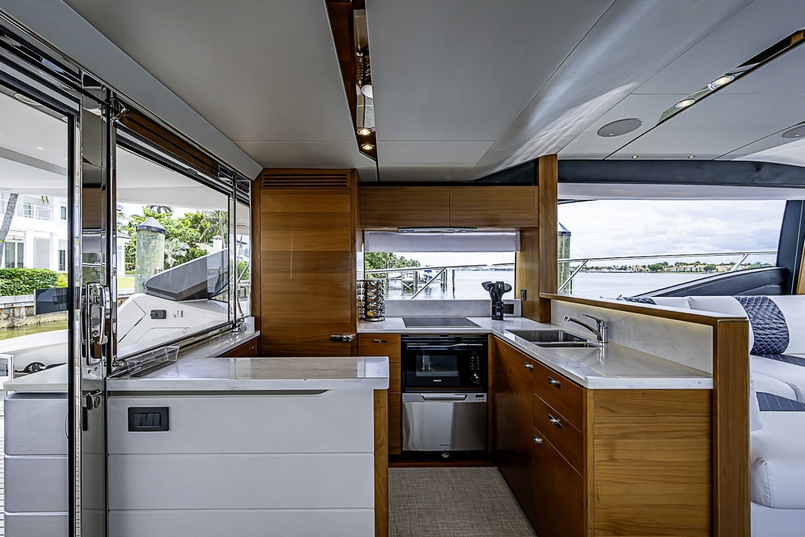 2017 Princess S65 - Photo 6