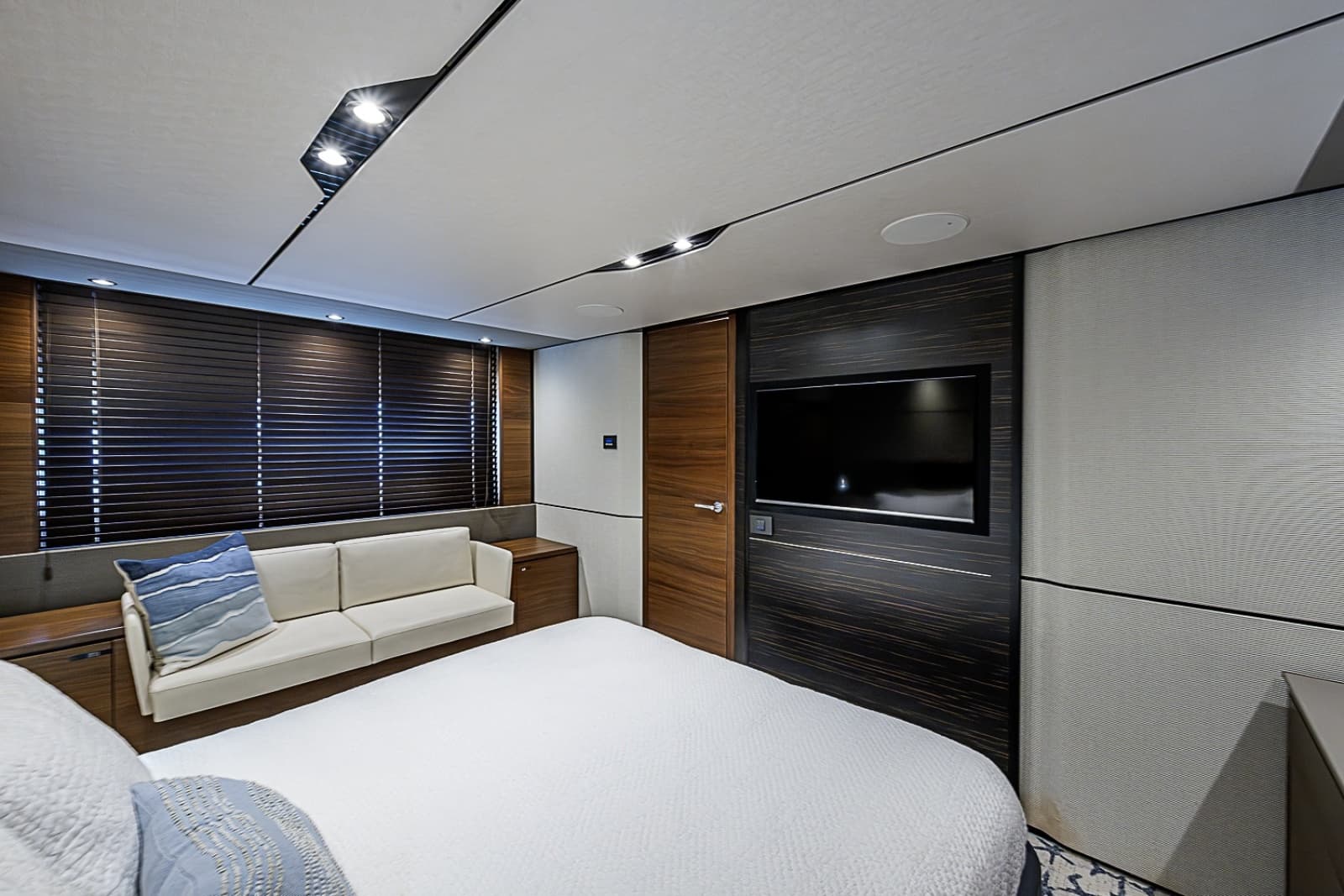 2017 Princess S65 - Photo 53