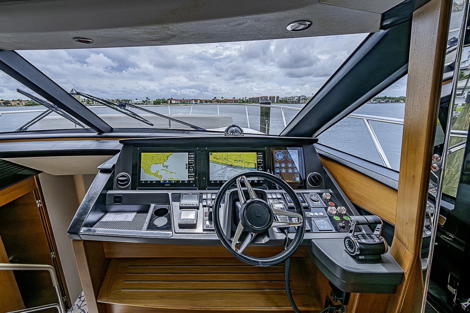 2017 Princess S65 - Photo 17