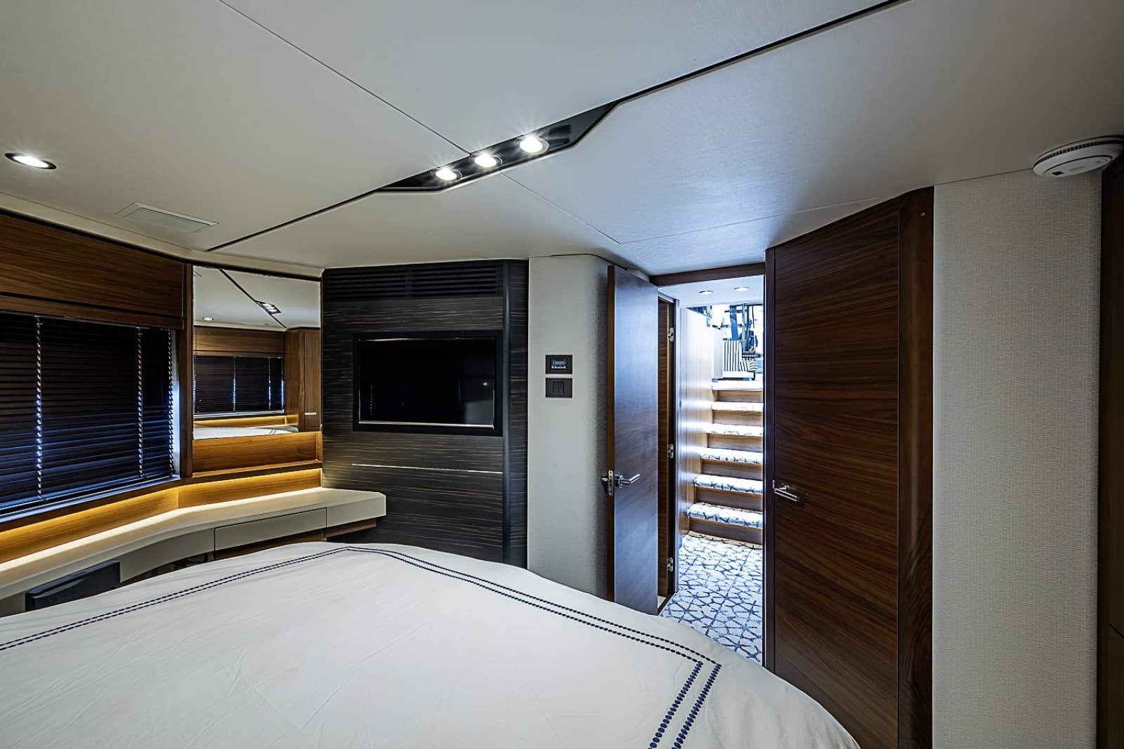 2017 Princess S65 - Photo 27