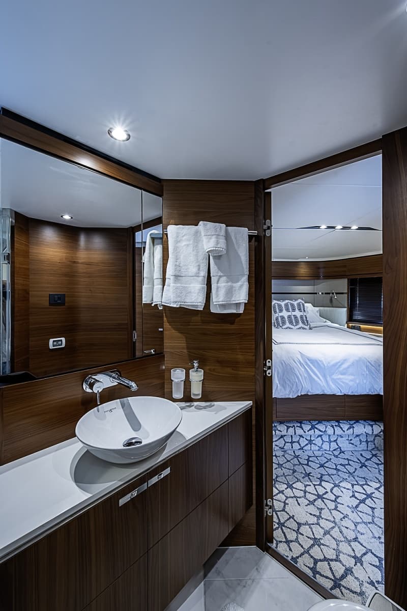 2017 Princess S65 - Photo 32