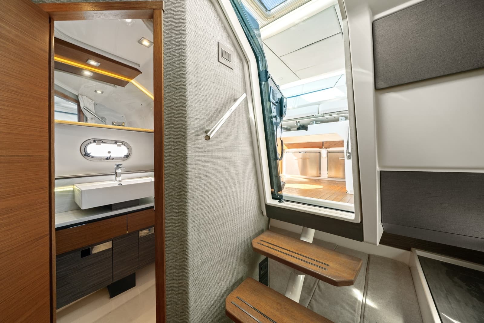 2020 Tiara Yachts  - Photo 27
