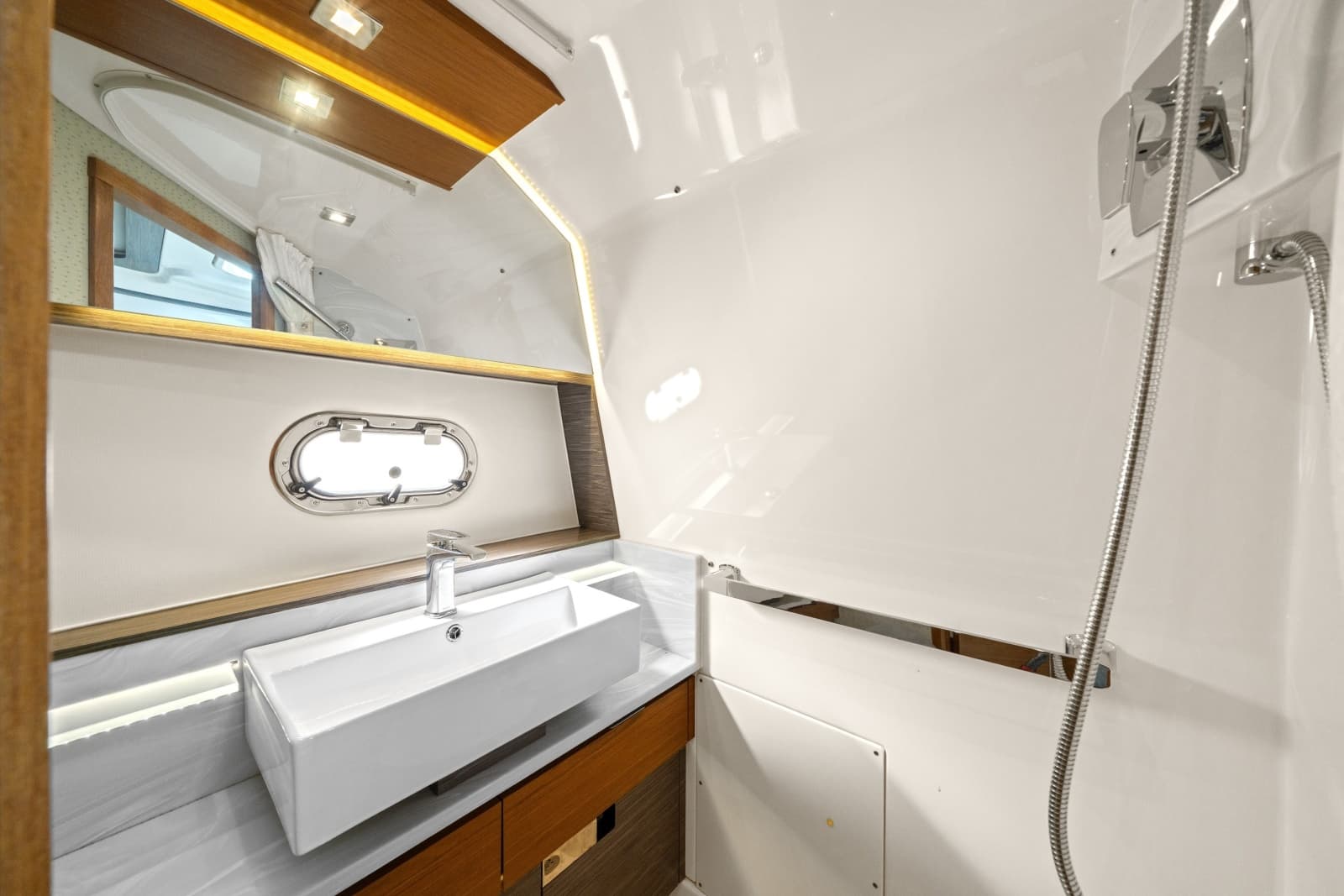 2020 Tiara Yachts  - Photo 28