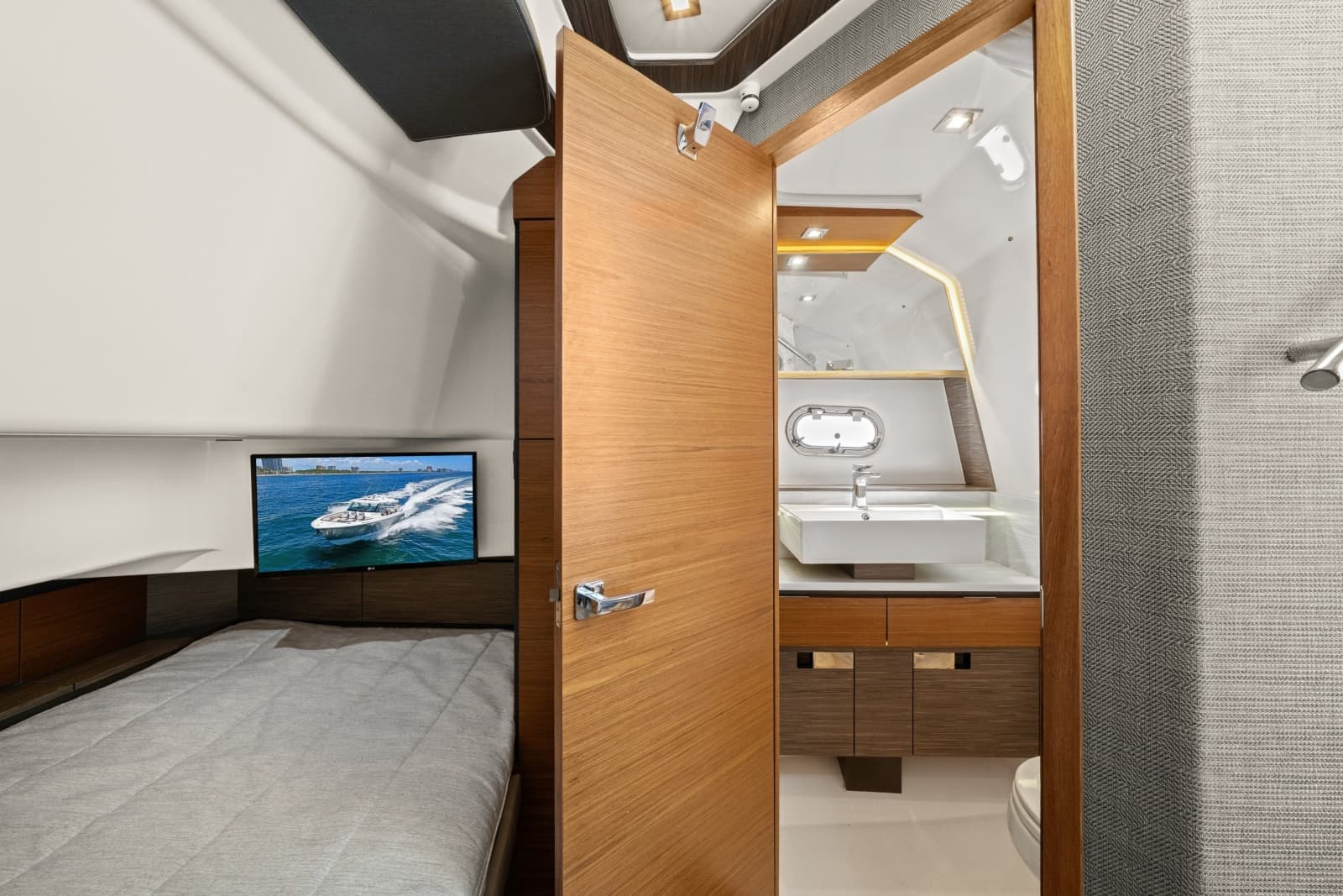 2020 Tiara Yachts  - Photo 33