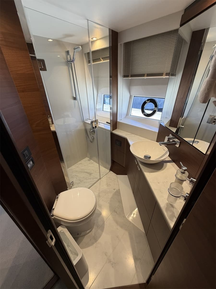 2023 Princess S66 Sportbridge - Photo 15