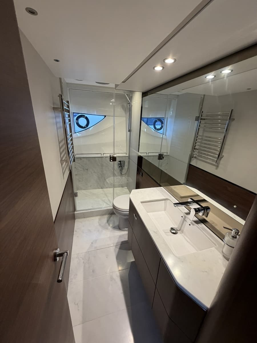 2023 Princess S66 Sportbridge - Photo 13