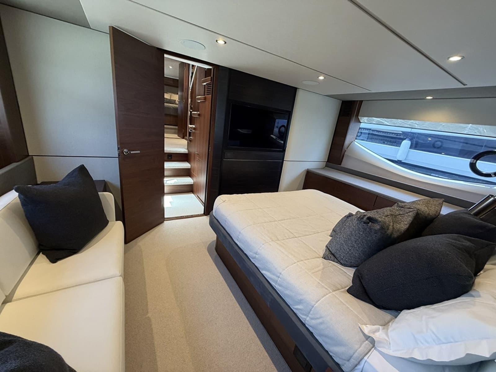 2023 Princess S66 Sportbridge - Photo 12
